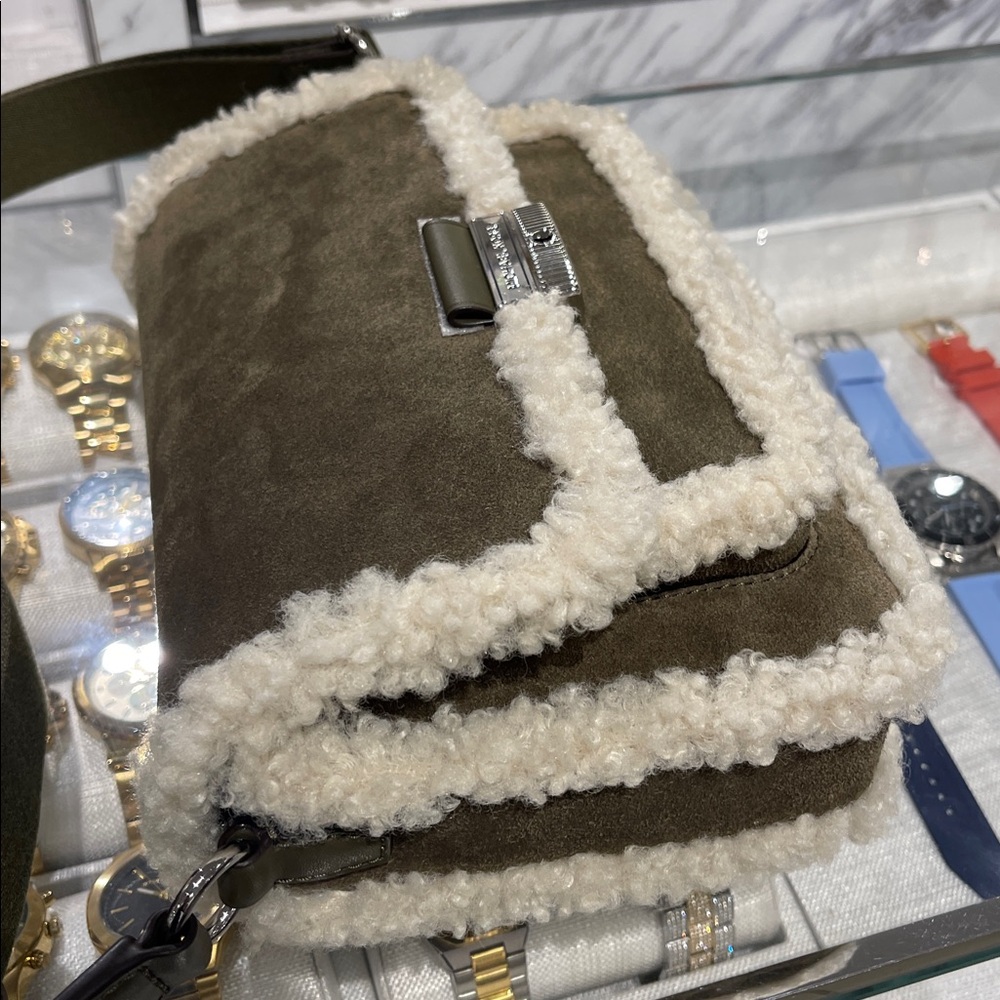 MICHAEL KORS Bradshaw Medium Suede and Faux Shearling Messenger Bag
Olive
NWT
L - Picture 6 of 16